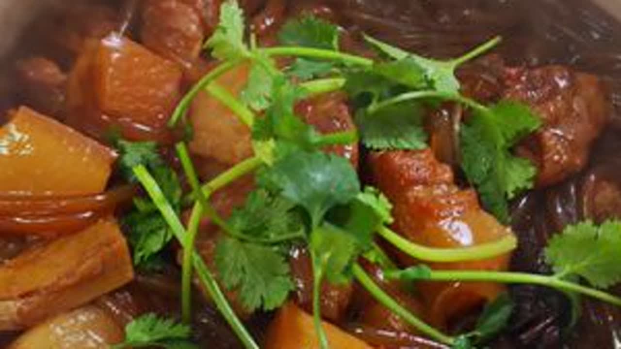 当东北老王给南方媳妇做猪肉炖粉条吃。太下饭太好吃了，一不小心又吃多，下次一定控制住…#南北差异 #东北菜 #猪肉炖粉条 #吃货 #南方媳妇老六