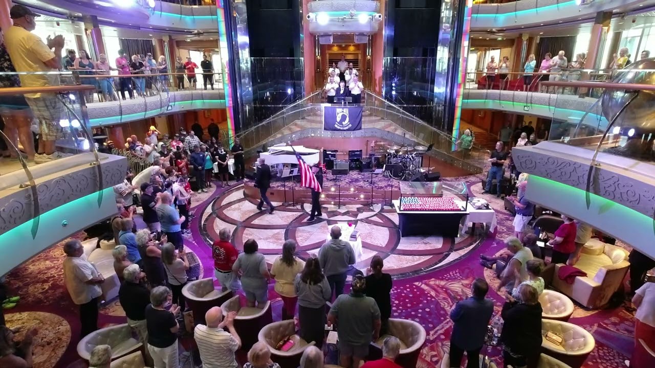 Церемония прощания с ветеранами на борту лайнера Royal Caribbean Vision of the Seas в Центре.