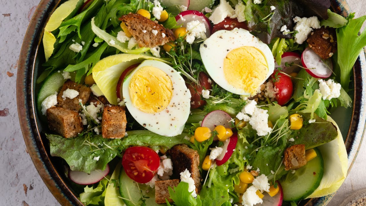Bunter gemischter Salat mit leckerem Salatdressing