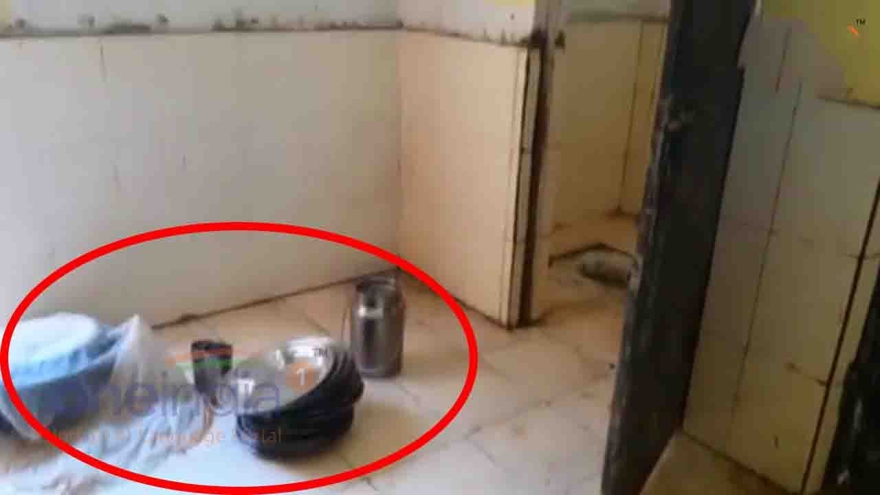 Madhya Pradesh: School prepares mid-day meal inside Toilet, SHOCKING!!! | Oneindia News