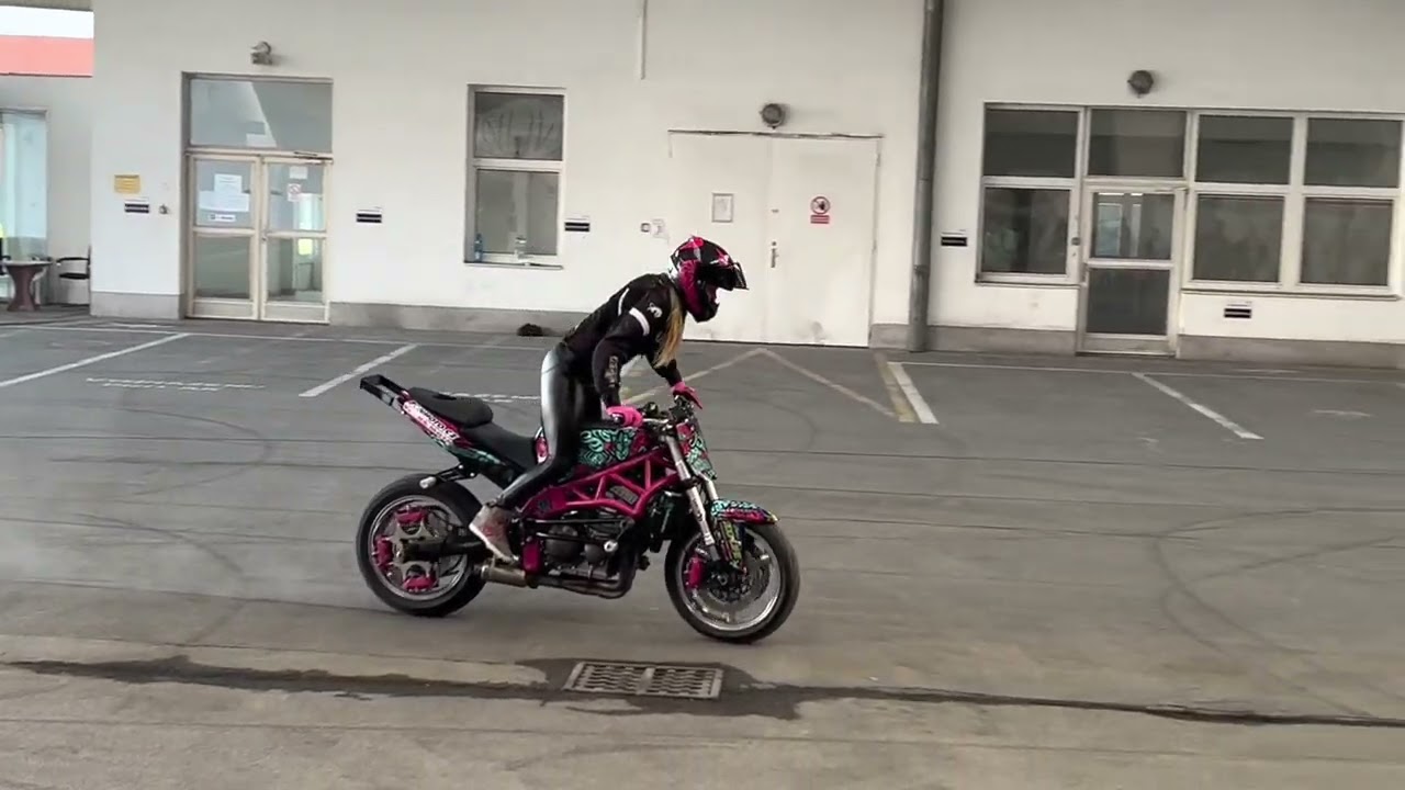 BONMOTO.CZ    Slaví 22 let   Stuntriding Katka Jandová  Kuba Kykal   Jarda Janovský🏁
