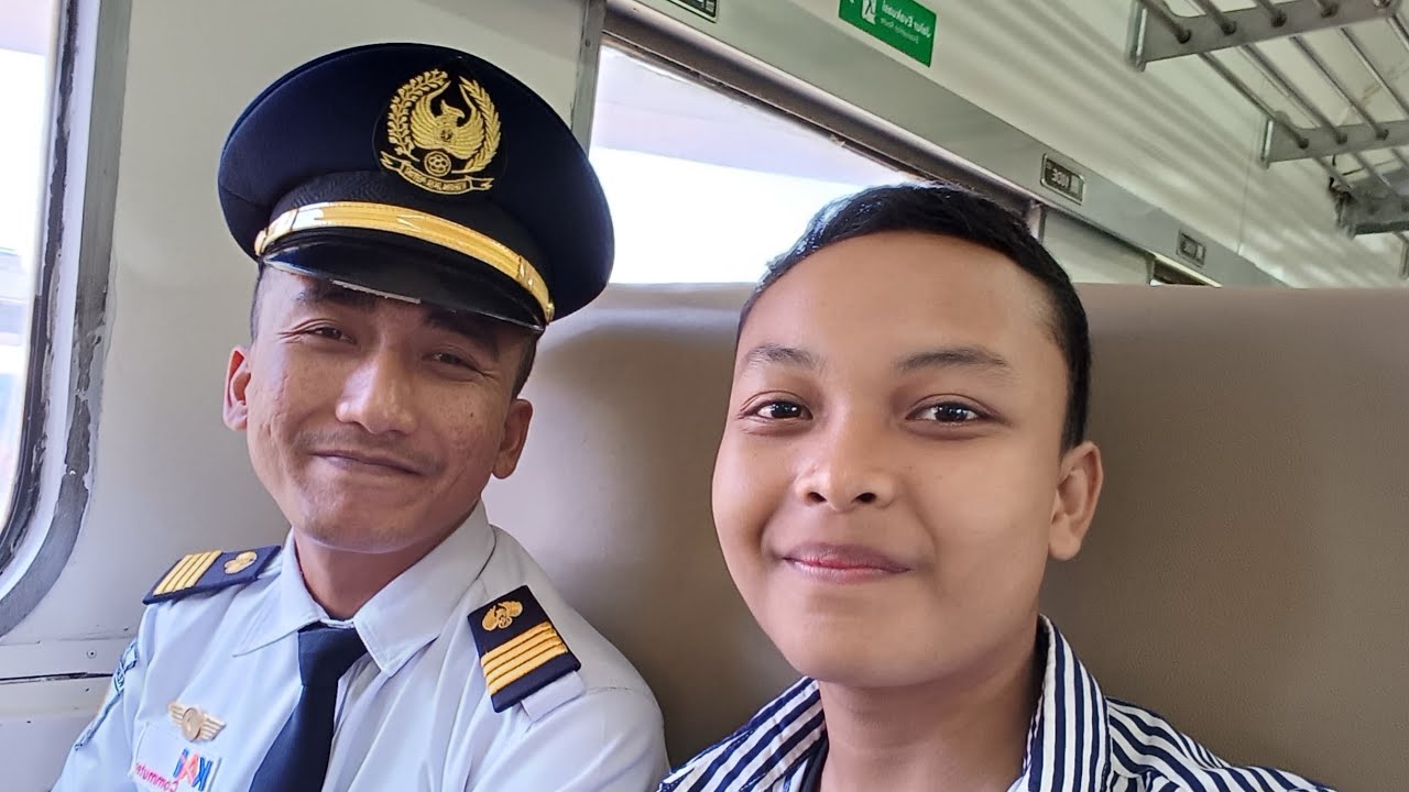 Naik Kereta Lokal Bandung Raya ketemu Kondektur ramah !