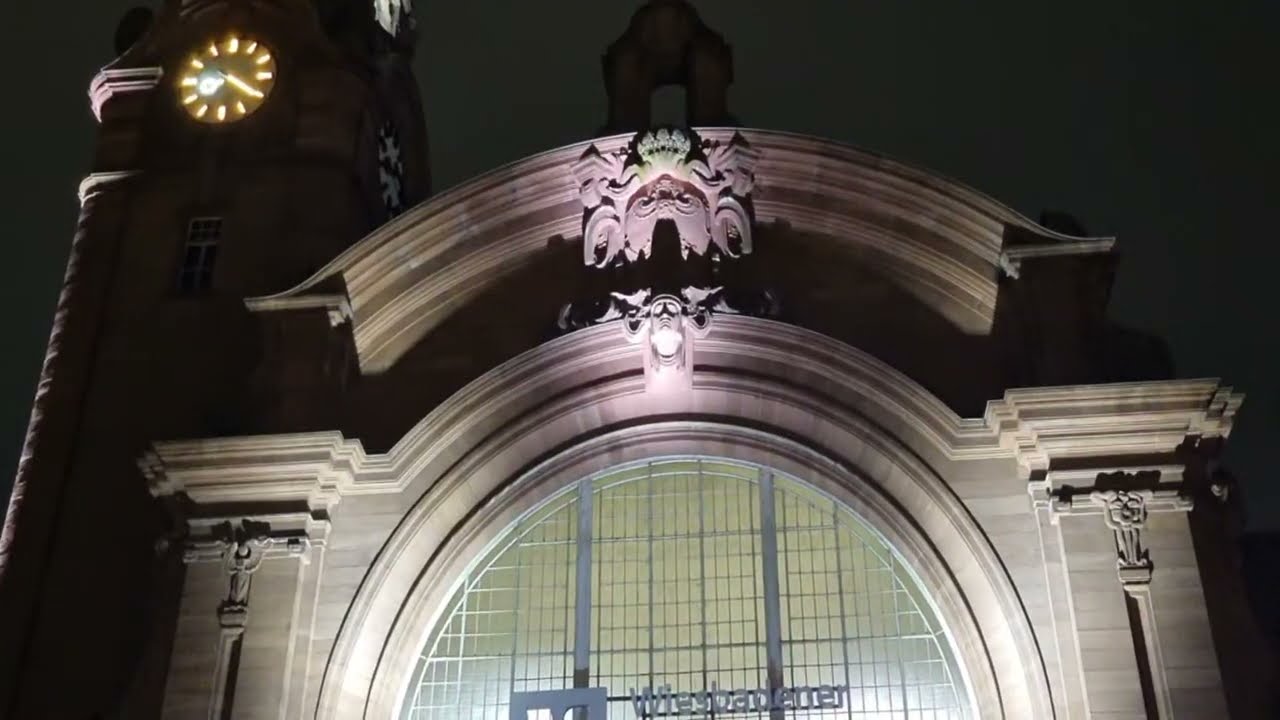 Wiesbaden Hauptbahnhof & Mario überträgt  Livestream.
