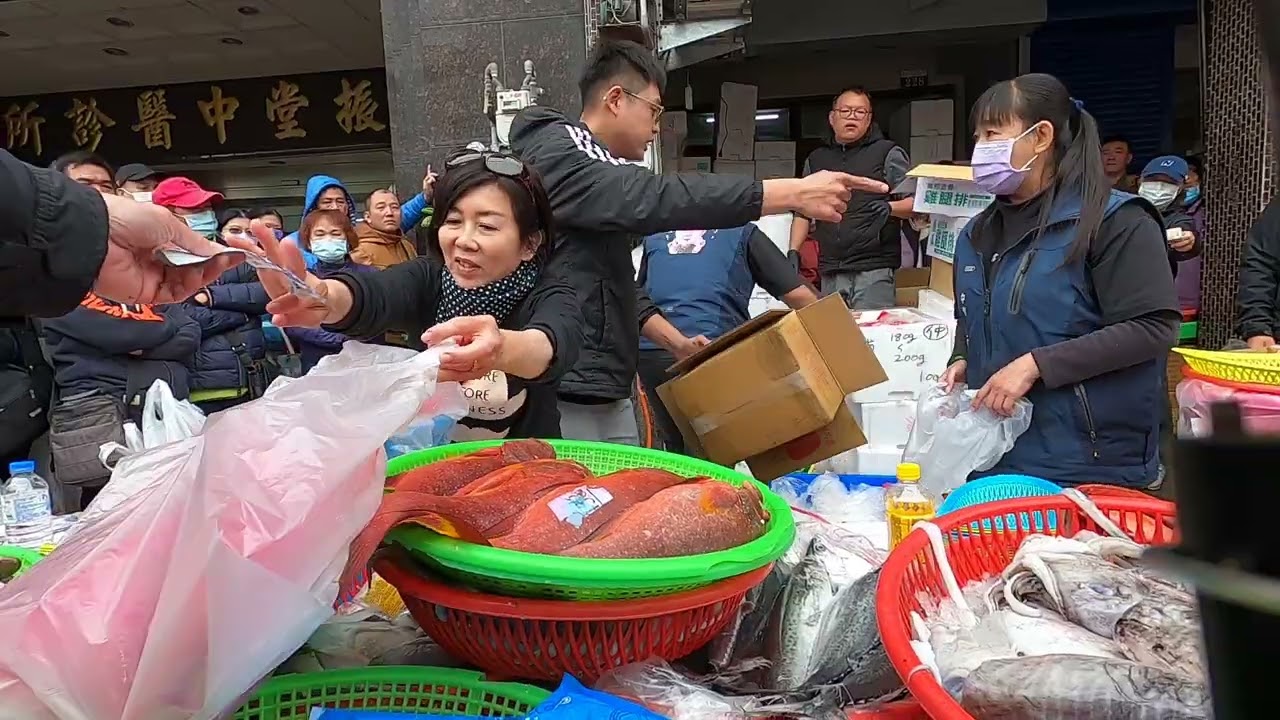 一口烏魚子有賺錢肚子痛 一包50看你哪裡買 #中彰海王子 #烏日火車站 #海鮮叫賣 #海鮮拍賣