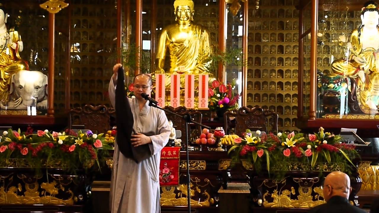 慈明寺 傳授在家五戒菩薩戒 -- 自誠法師示範如何穿卸海青