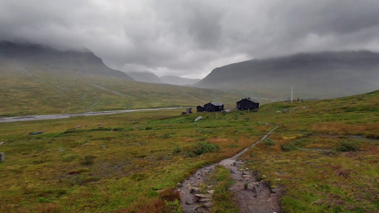 Följ med mig på en regnig vandring från Hemavan till Viterskalsstugan.
