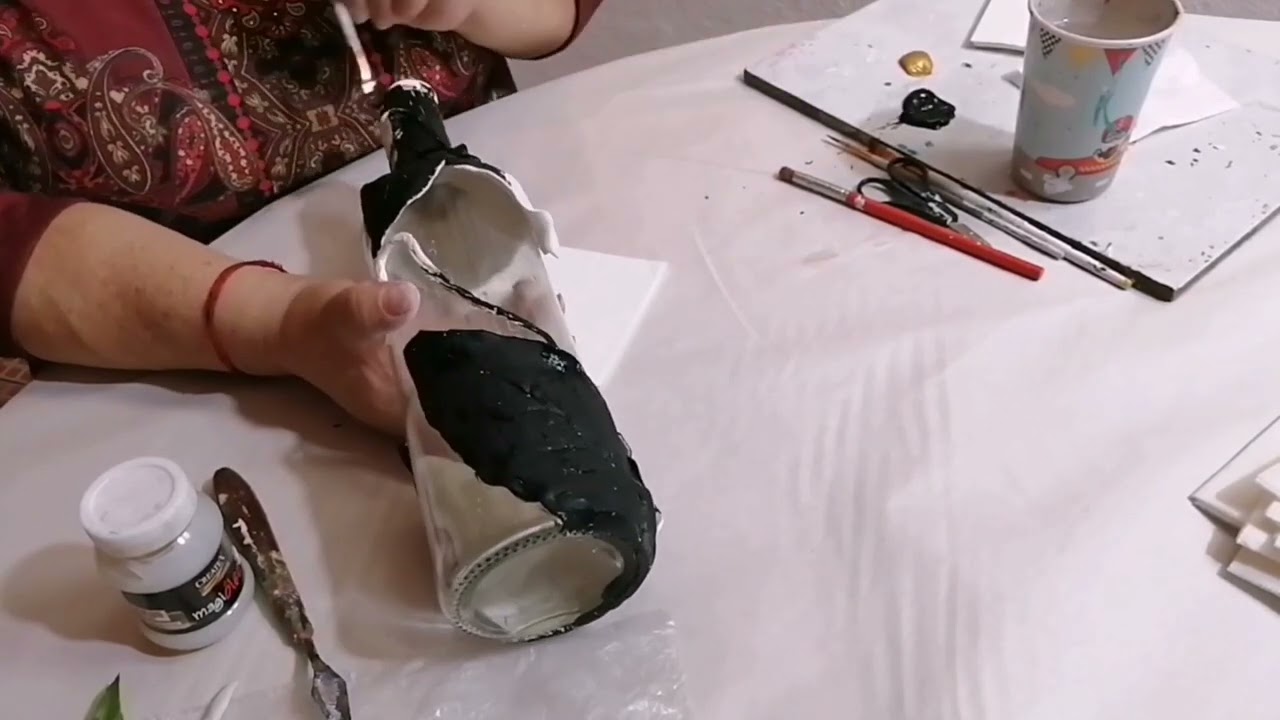 Botella con Imitación Corrugado y hojas en Brocha seca. (Pasta Das).