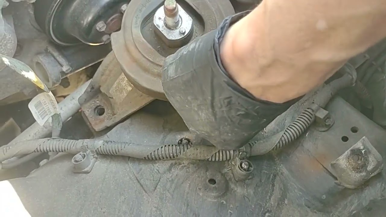 cómo remover soporte de motor lado pasajero Kia Sorento 2014 3.3 paso a paso