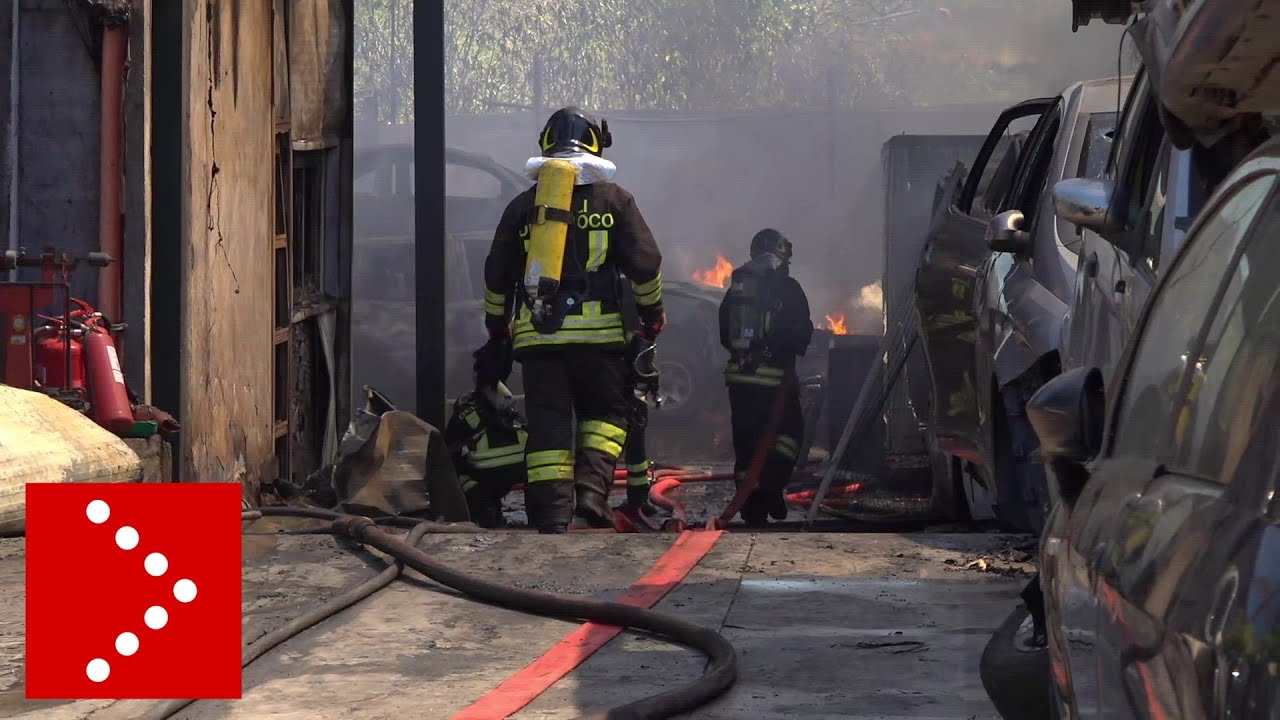 A fuoco impianto di autodemolizioni ad Aci Sant'Antonio, Catania