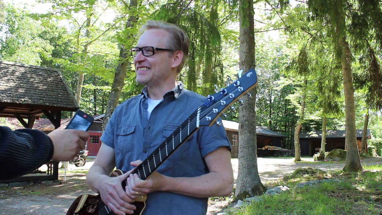 Niclas H&ouml;glind spelar gitarr till t&auml;ndkulemotor den 9 juni