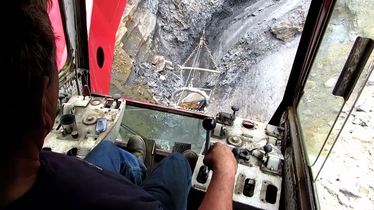 Manitowoc 4600 Slinging Boulders