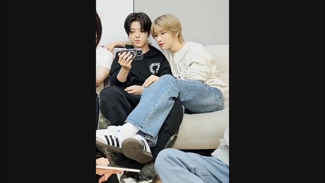 The stages of Jinhyuk and Yeonwoo sitting together (+Siyun)