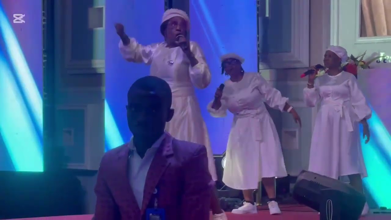 Minstrel Lady Phil ministering in songs at the Worship Encounter Hosted by @Kay Wonder Glory to God