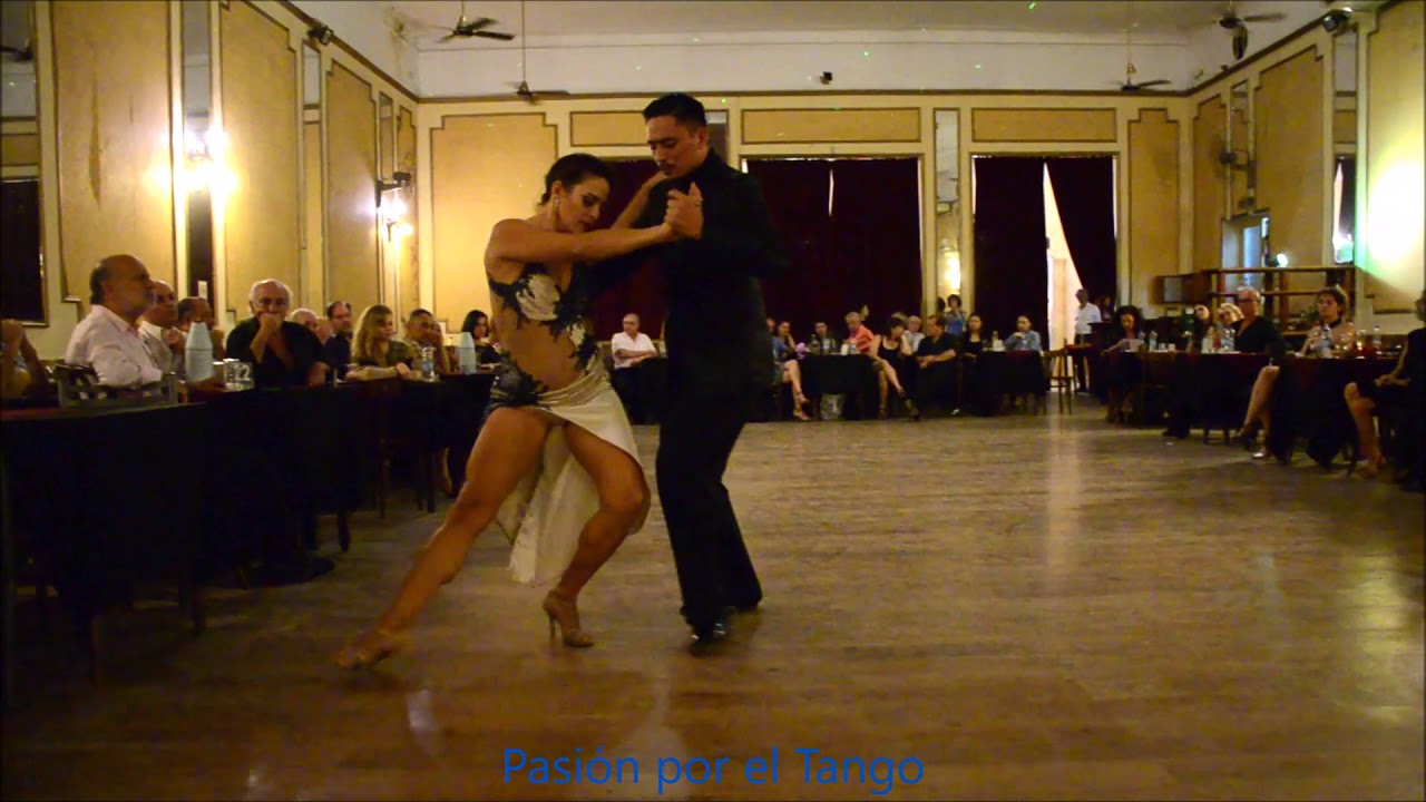 CAROLINA LEONARDELLI y GABRIEL SALVI Bailando el Tango GARUA en YIRA YIRA MILONGA