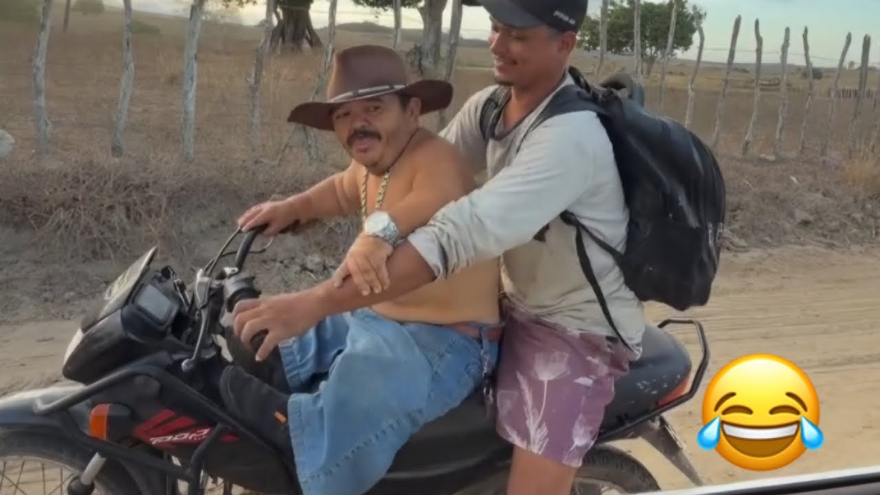 LEONCIO FLAGRA PILILIU AGARRADINHO COM SEU NAMORADO 😂