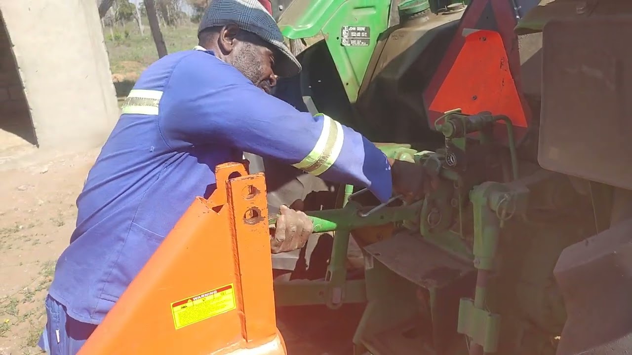 Processo de acopulamento de charrua no tractor.