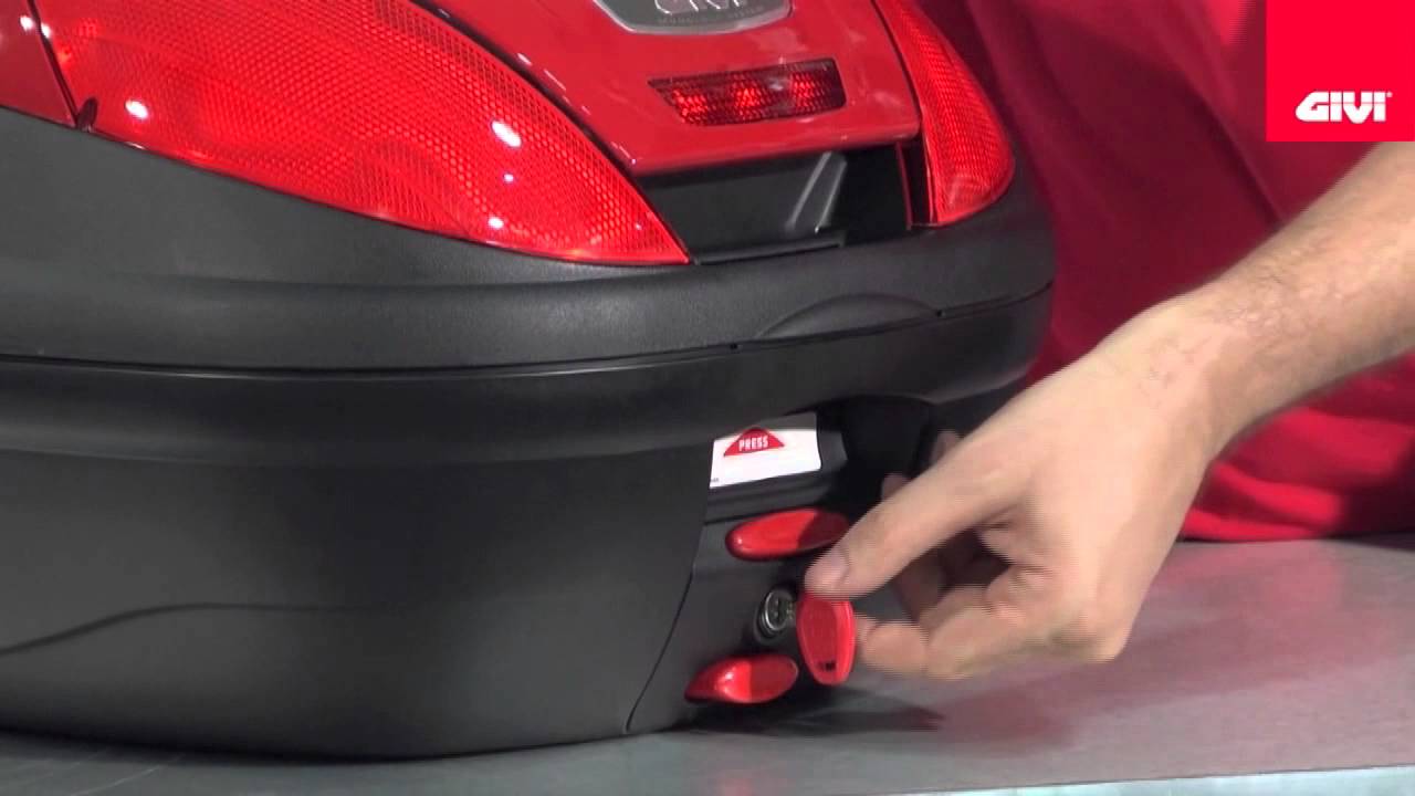 GIVI - Operating GIVI luggage latching system