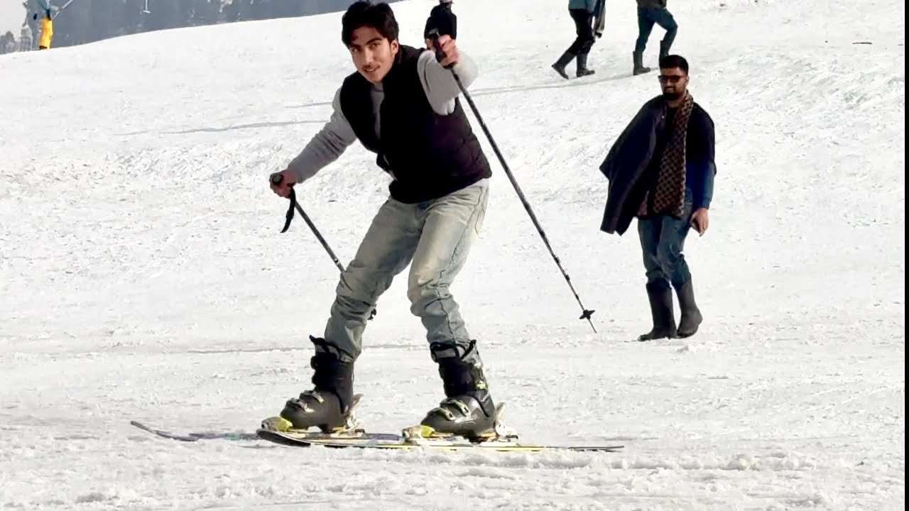 I visited Gulmarg with my family. Bohut zadah mazah aya 😋❄️