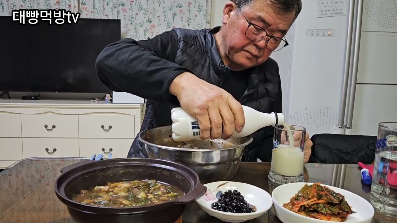 집밥먹방:)상큼한 미나리 무쳐서 된장 찌개넣고 비벼 먹자 !! 막걸리는 반주로~MUKBANG/Doenjangjjigae/Bibimbap