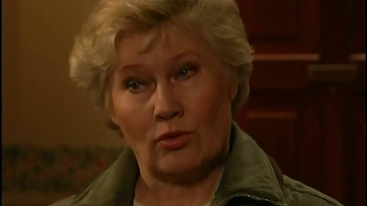 Salatut elämät - Ulla maksaa Elinan velat [2001]