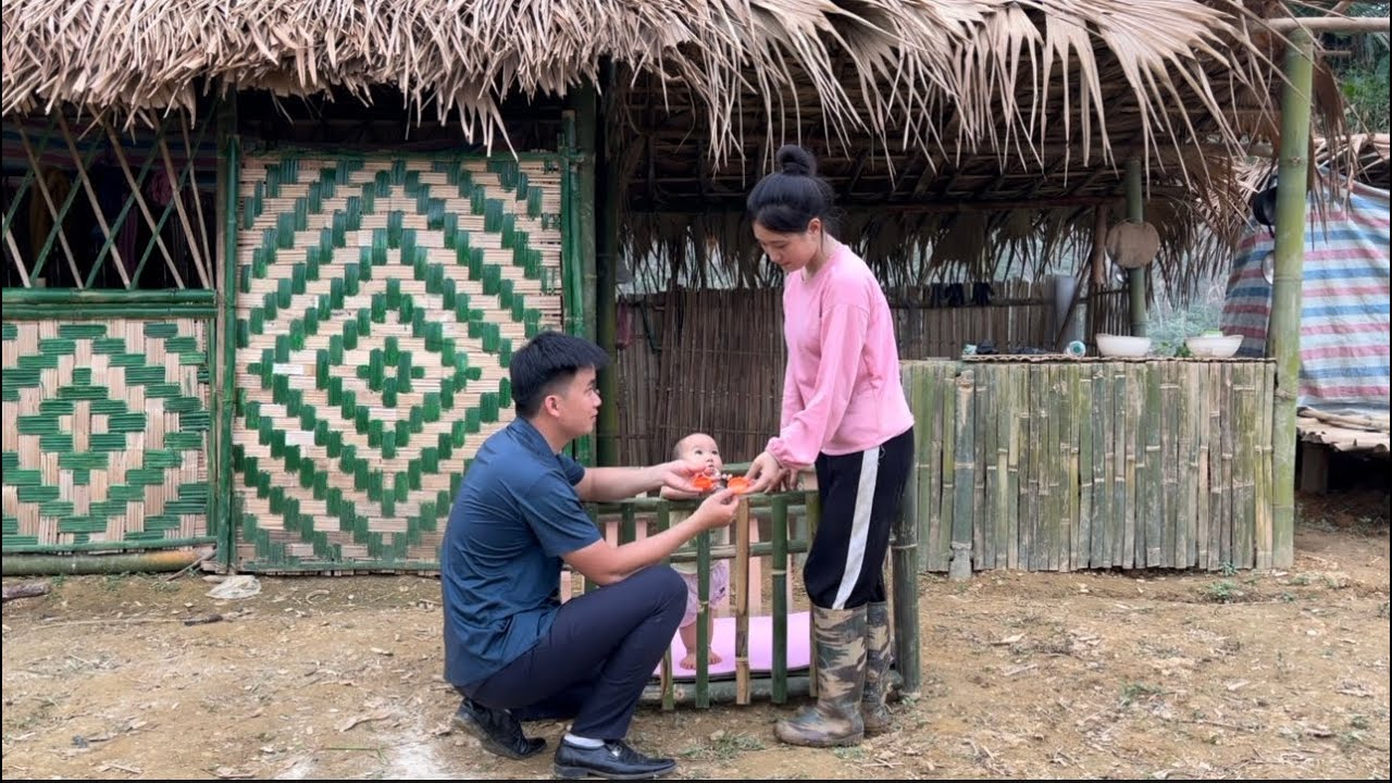A kind man helps a single mother make a bamboo crib and gives a surprise gift | Ma Tieu Ly