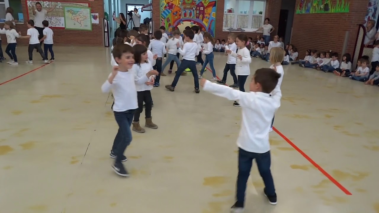 Jakintzako 5 urteko haurrak Gato dantzatzen