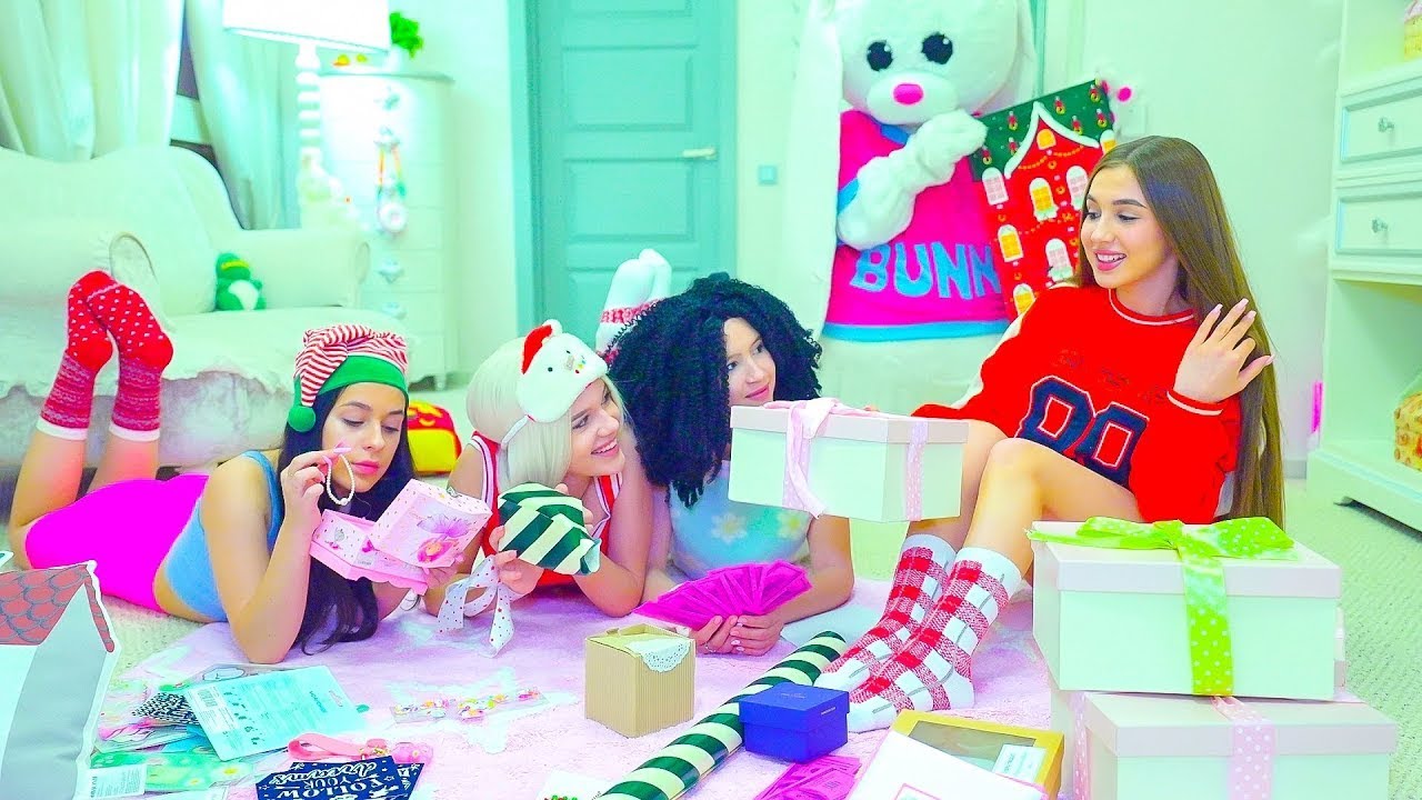 Diana et les pom-pom girls préparent les cadeaux du Nouvel An ! | Astuces et Gadgets