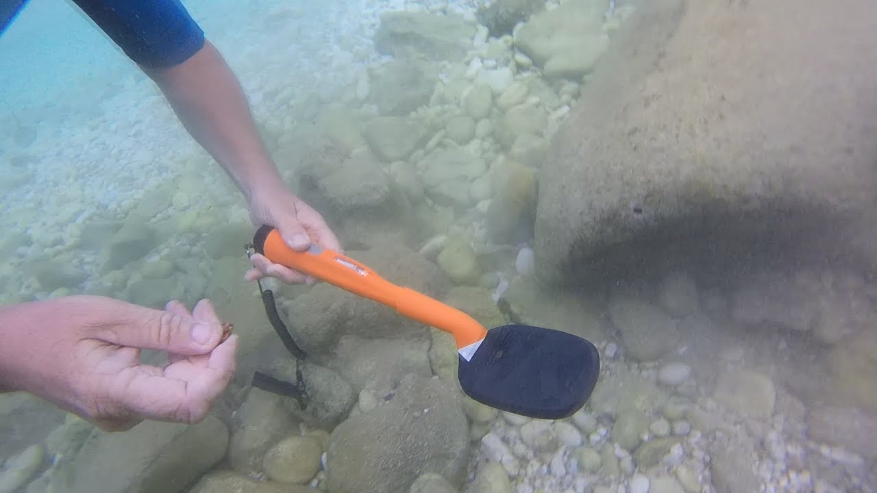 Metal Detecting Beach And Ocean EP7 (Beautiful Location)