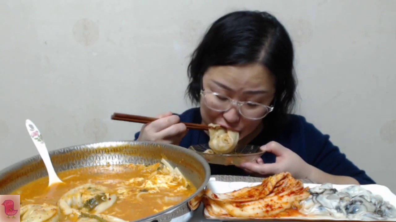 [mukbang] 얼큰한 김치만두칼국수&김치굴쌈~