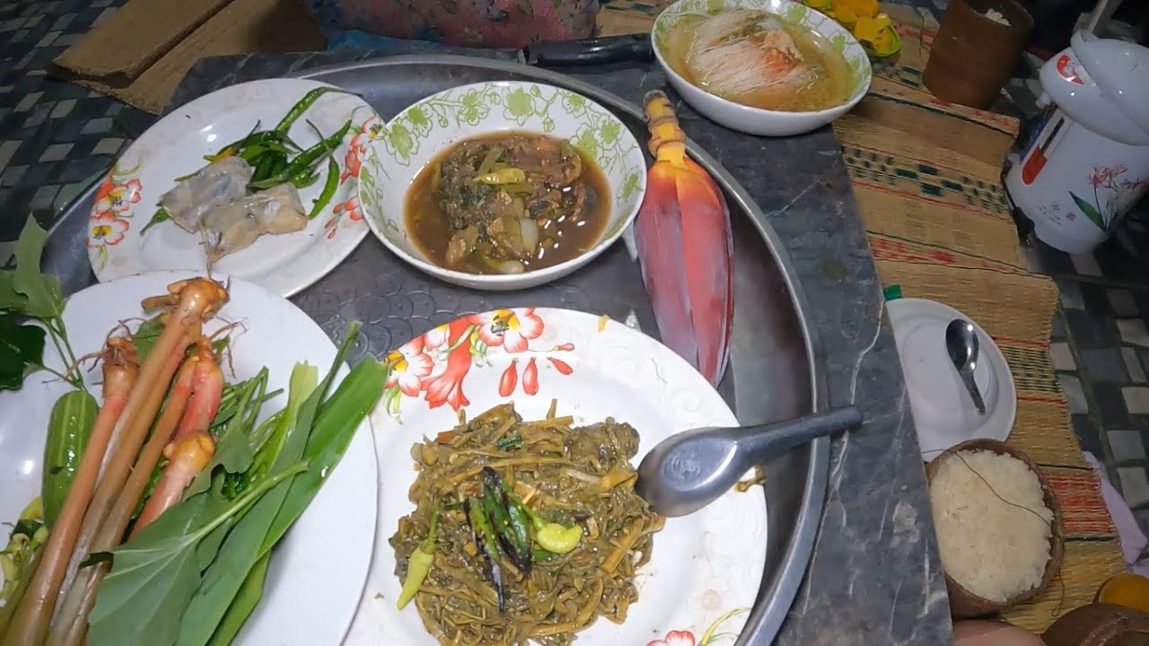 มาม่าน้ำไส อ่อมปลาไหลข้นๆ พริกจี่ ซุปหน่อไม้ ส้มปลาแกล้มพริก