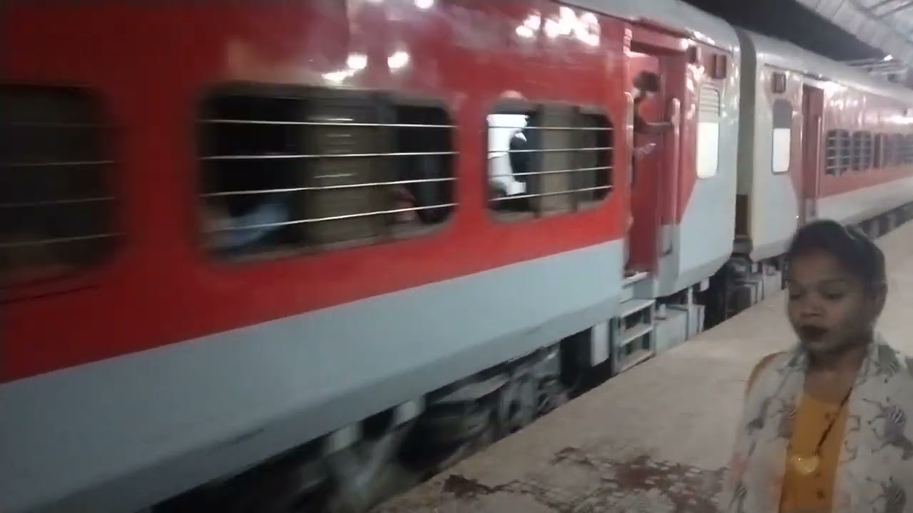 Bhopal Express (12155) Rani kamlapati To Nizamuddin Railway Station Arriving at Gwalior 3:30 AM
