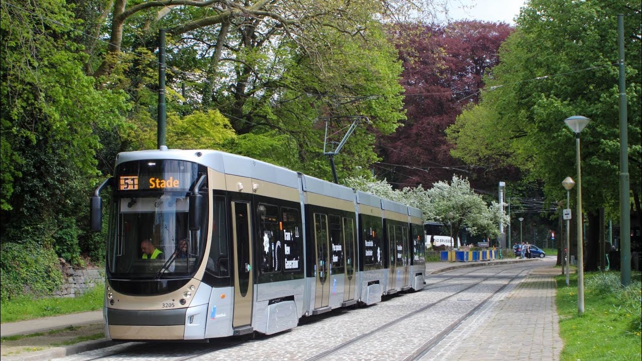 Des trams à l'arrêt St-Lambert. (Bruxelles)