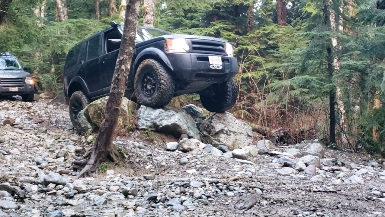 Land Rover Discovery - rock crawling in Canada