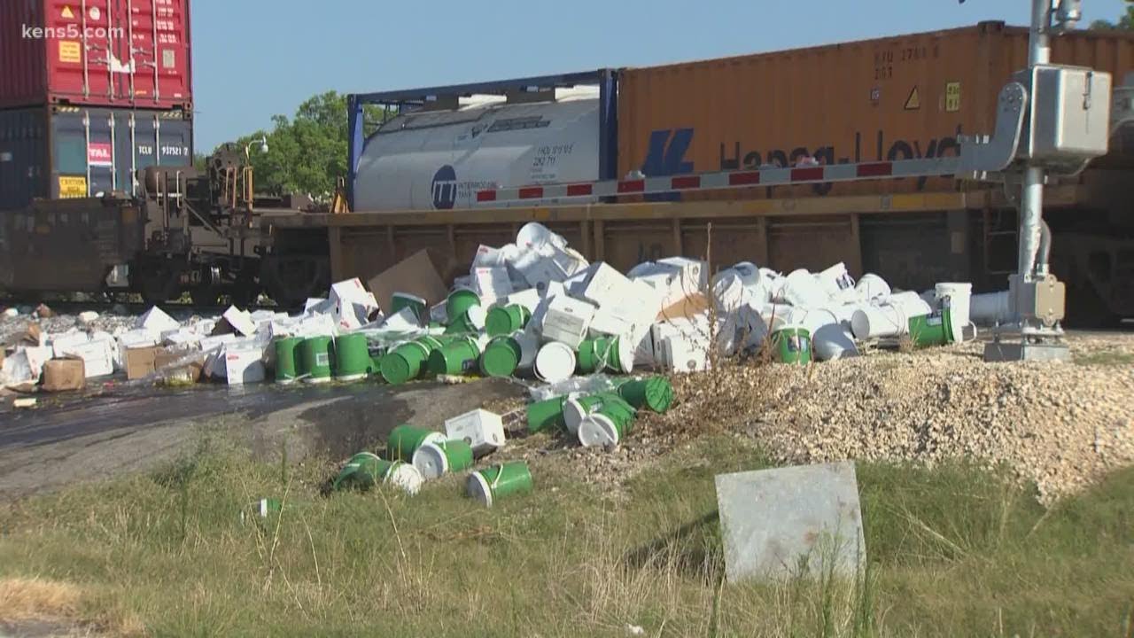 Train crash in Cibolo leaves smelly mess, traffic congestion