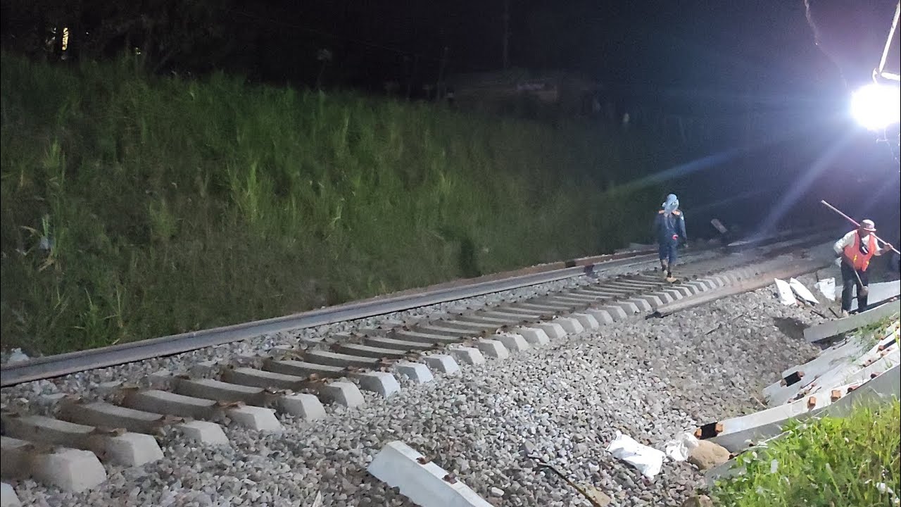 JALUR HILANG! Full Proses Penggantian Rel Kereta Api di Daop 9 Jember Saat Malam Hari #keretaapi 