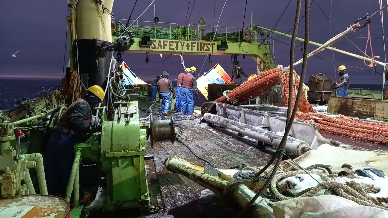 Proses penarikan jaring kapal trawl|kapal korea
