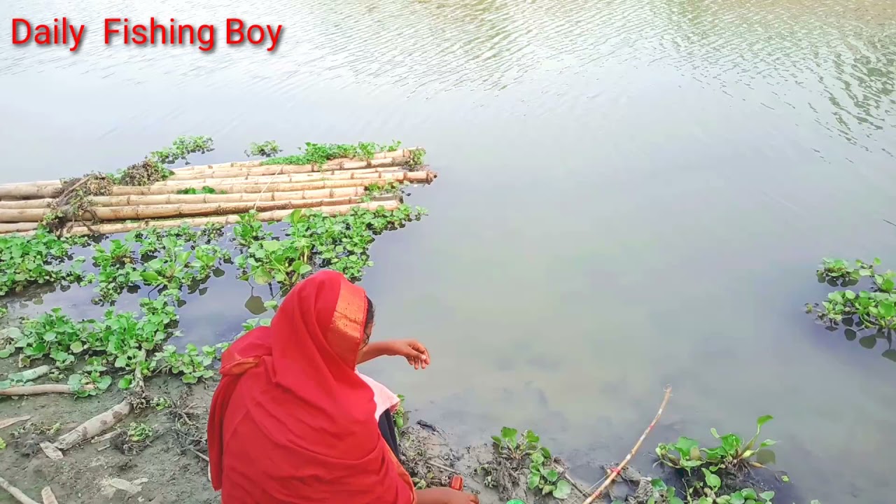 Fishing video-hook Fishing-professional girl Hunting catfish in The River.Daily fishing boy(part-1)