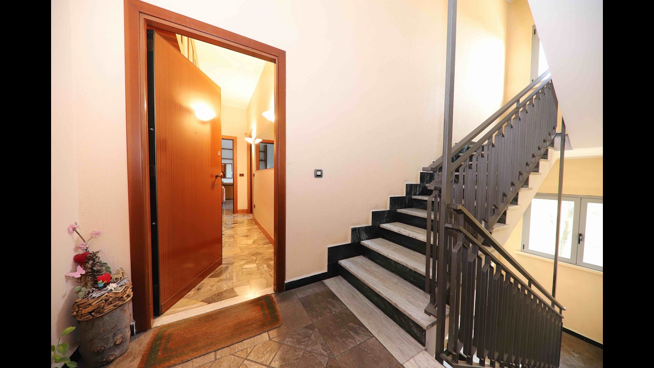 Nova Milanese, al primo piano di una piccola palazzina, trilocale con bagno ristrutturato e box auto