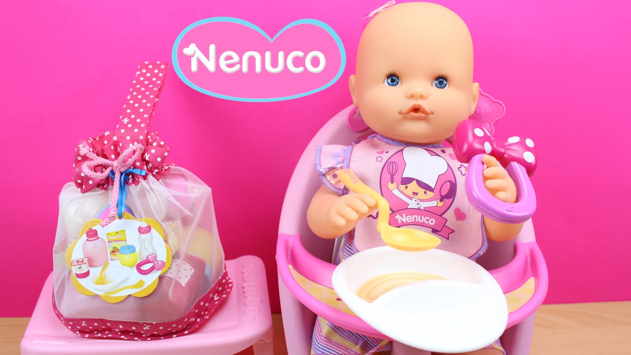 Set de accesorios para la comida de NENUCO en español | La Bebé Nenuco come papilla en la trona
