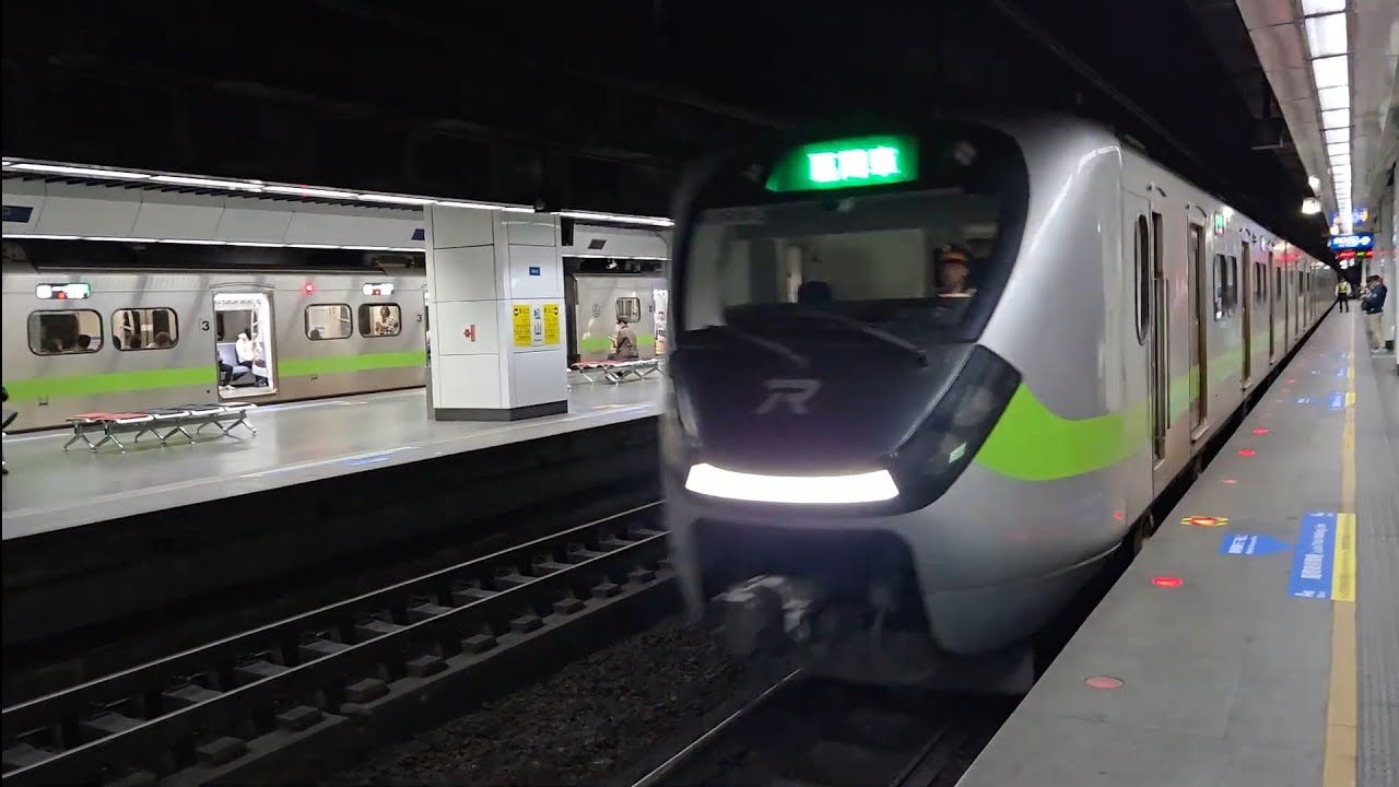 1135次基隆發車經由西部幹線開往北湖的銀綠色微笑號EMU900型十輛一編組EMU937區間車，和1132次新竹發車經由西部幹線開往基隆的銀綠色微笑號EMU900型十輛一編組EMU936區間車