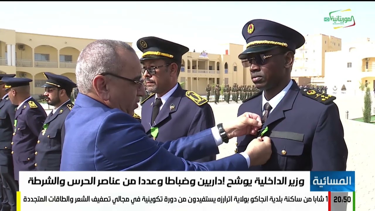 وزير الداخلية يوشح إداريين وضباطا وعددا من عناصر الحرس والشرطة