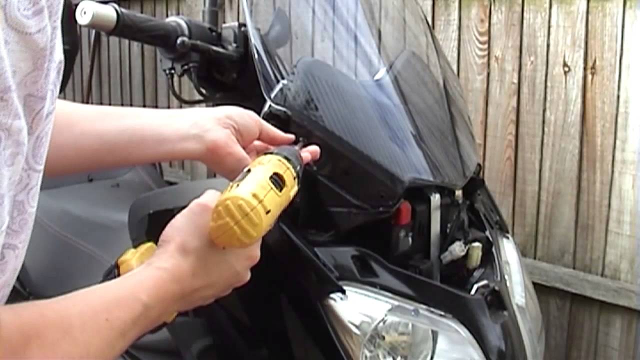 Yamaha XMAX 250 (2012) Puig Screen installation