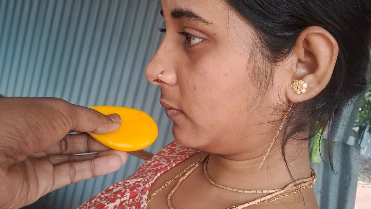 biskit samajh ke yah kya kha rahe ho aap paagal aurat😂