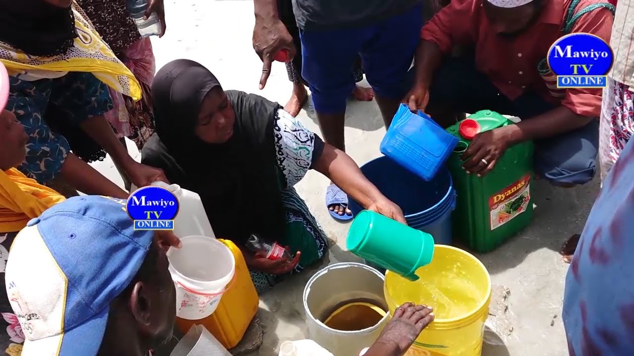 MAJI YA AJABU YAONEKANA MSUKA PEMBA YATIBU MARADHI MENGI HATA WARI KUPATA UKUBWA.