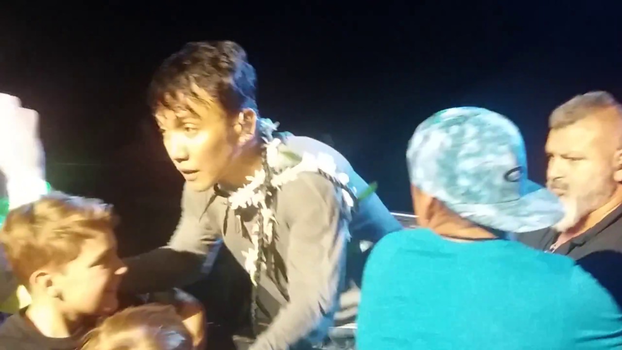 Journey - Honolulu - Feb 24th 2017 - Up Close with Arnel Pineda, Lovin', Touchin', Squeezin'