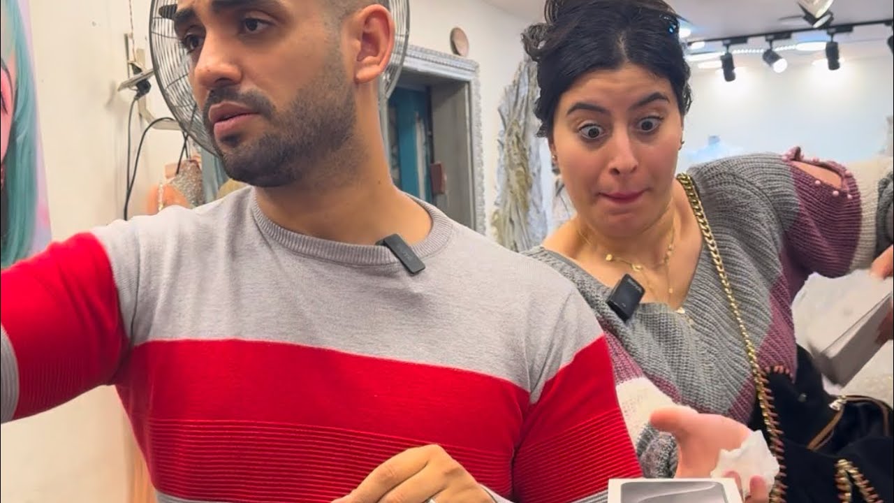 بنت تفعل حيلة ذكية في محل الموبيلات