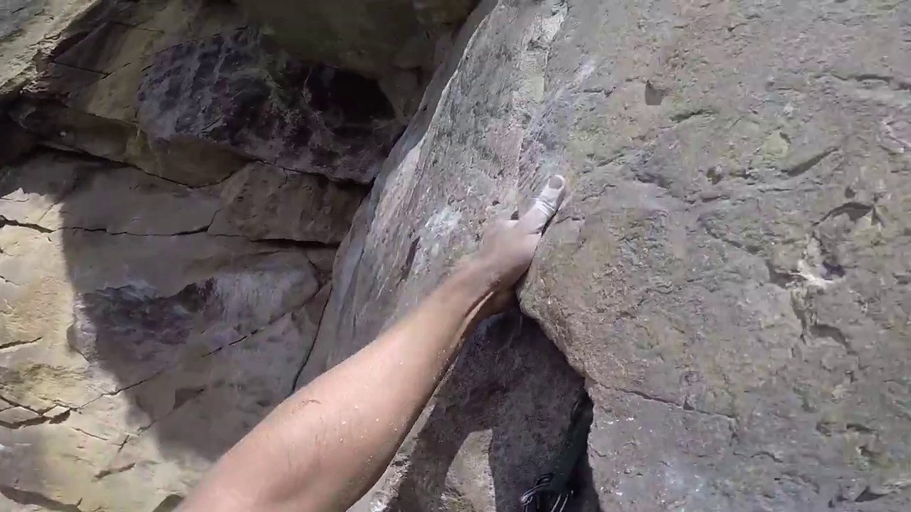 The best 5.7 trad-climbing route for beginners in Suesca, Colombia.