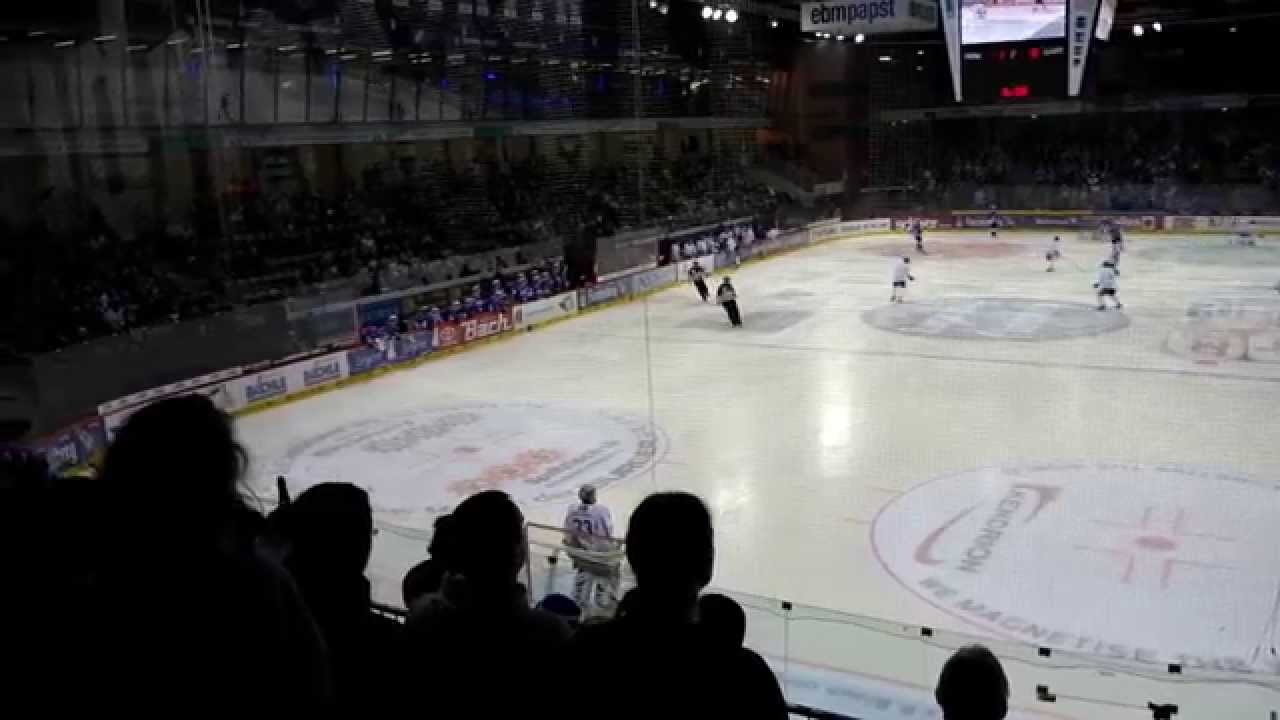 Lautstarke Straubinger Fans im Gästefanblock der Schwenninger Helios Arena