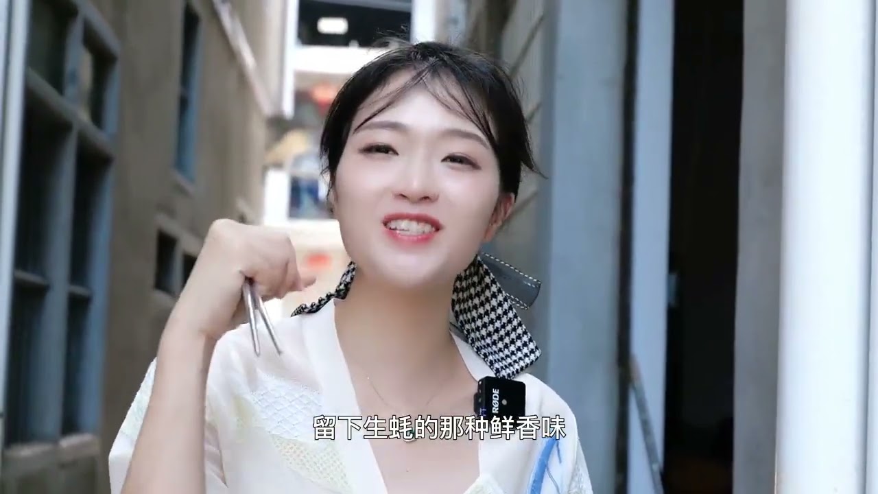 阿烽托人送来一大袋本地蚝，表嫂一口气连嗦十个，表哥都没得吃