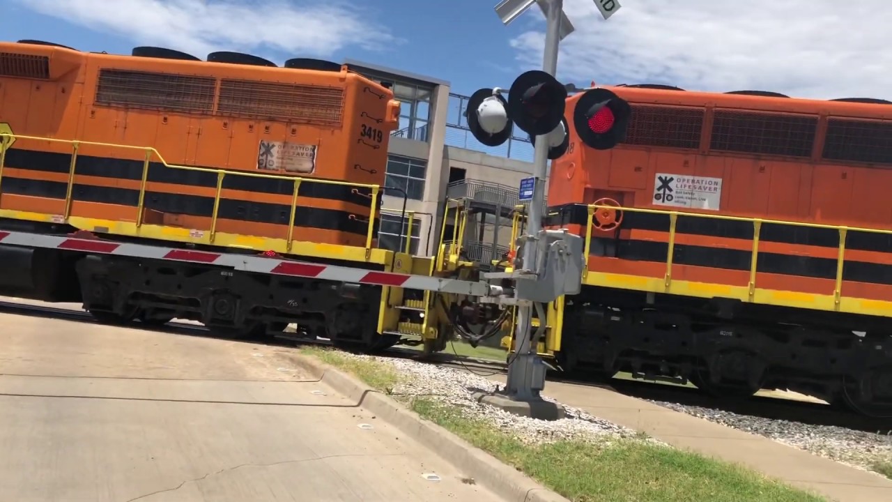 DGNO 3419 and 3418 Switching Tracks in Garland Texas